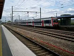 O trem PICI chegando em Chelles - Gournay na direção de Paris-Gare de l'Est.