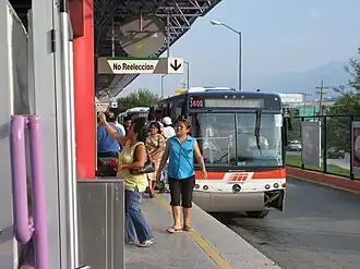 Ônibus do TransMetro na Estação Talleres.