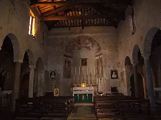 Interior em direção ao altar-mor