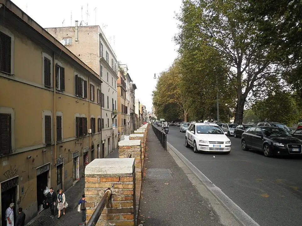 O desnível da antiga via della Lungara, onde está a fachada de San Giuseppe, e o Lungotevere Gianicolense.