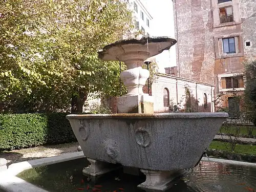 A banheira romana, ainda in situ.