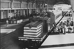 Trem urbano (Fepasa) estacionado na estação Bauru, 1989.