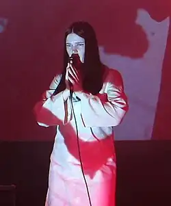 Keenan em performance em 2010