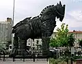O cavalo criado para o filme Troia (filme), hoje exposto em Çanakkale, na Turquia