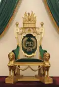 Cifra Imperial de Dom Pedro II do Brasil (PIIJ) em seu Trono, no Palácio de Petrópolis. A letra "J" representa um "i" maiusculo, que significa Imperador.