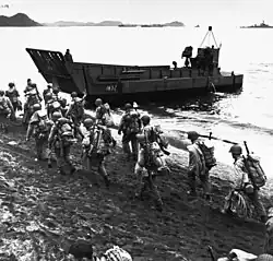 Tropas marcham até a praia de Adak, durante o carregamento pré-invasão para a Operação Kiska, 13 de agosto de 1943