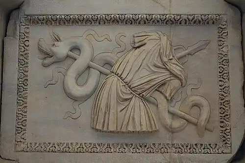 Troféu de batalha, no Museu Arqueológico de Nápoles.