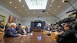 Donald Trump fala da Casa Branca com Koch e Meir durante a primeira caminhada espacial dupla 100% feminina.