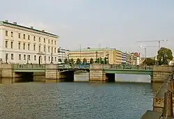 A Câmara Municipal (Göteborgs Stadshus) e a Ponte Alemã (Tyska bron) sobre o Grande Canal (Stora Hamnkanalen)