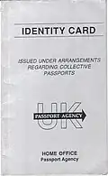 Cartão de identidade em papelão emitido de acordo com os arranjos relativos a passaportes coletivos pela Agência de Passaportes do Reino Unido em 2001.