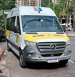 Uma van no bairro de São Conrado