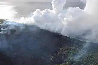 A lava da fenda 20 entra no mar em dois pontos
