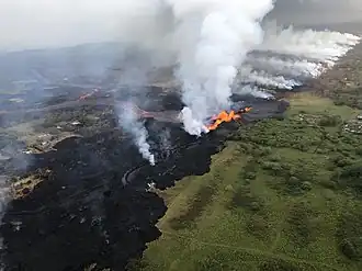 Canais de lava fluem para o sul desde a fenda