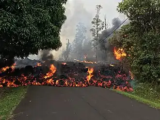 Fluxo de lava desliza pela Makamae Street em Leilani Estates às 09:32 de 6 de maio.