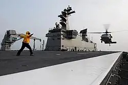 Dokdo operando um helicóptero MH-60S da Marinha dos EUA.