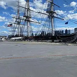 USS Constitution atracou em abril de 2022 com o horizonte de Boston ao fundo