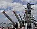 Os tampões adornados do USS Missouri em 2002