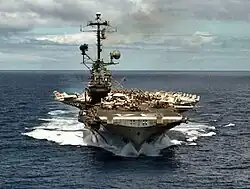 USS Oriskany (CV-34) em deslocamento para atuar na Guerra do Vietnam (1967).