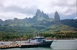 O porto de Hakahau e o monte Oave