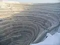 As diatremas são os jazigos típicos de diamantes. A sua exploração produzi poços a céu aberto característicos (ici Udachnaya, Rússia).