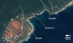 Cavernas com vista para a Baía de Uluzzo.