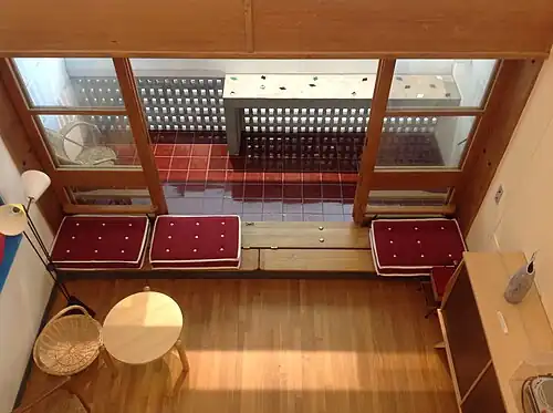 Sala e Terraço de uma unidade original da Unidade de Habitação, agora no Cité de l'Architecture et du Patrimoine em Paris (1952)