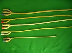 Podem ser de látex, poliuretano ou silicone. Os de três saídas servem para injetar água para limpeza regular.