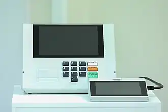 Máquina de votação DRE brasileira com terminal para mesários, utilizada em todas as eleições desde 2000.