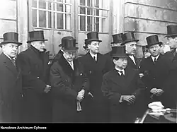 César de Sousa Mendes (primeiro à esquerda) com outros diplomatas durante as celebrações do feriado nacional polaco de 3 de maio, na Catedral de São João, em Varsóvia, 1935.