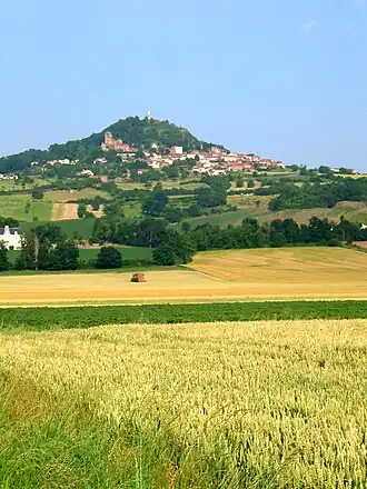 A aldeia de Usson empoleirada sobre o seu túmulo vulcânico