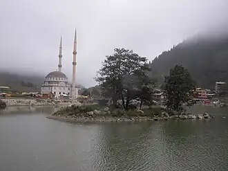 Lago Uzungöl, no distrito de Çaykara