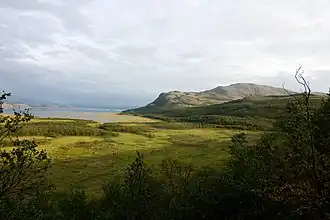 Agosto de 2009, vista em direção a montanha Váldatgohppi e Kunsavárri em Porsanger, Noruega
