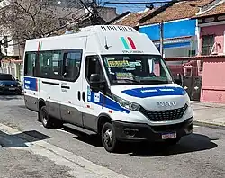 Uma van no bairro da Praça Seca