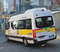 Uma van na comunidade da Rocinha.