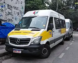 Uma van no bairro de São Conrado