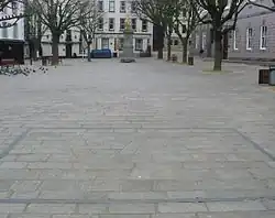 O V na Royal Square na ilha de Jersey, ocupada pelos alemães.
