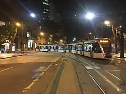 VLT saindo da linha 1 (avenida Rio Branco) e acessando a linha 3 (rua Visconde de Inhaúma).