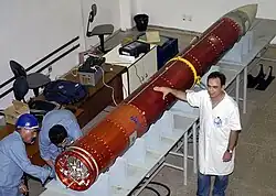 O VSB-30 sendo montado com módulo de carga util para missão cientifica