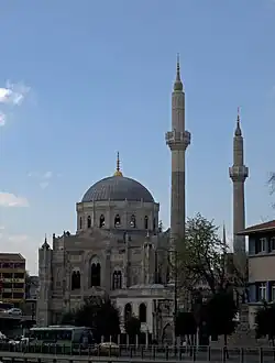 A Mesquita Pertevniyal Valide Sultan, também conhecida como Mesquita de Aksaray u Aksaray Valide Sultan Cami; uma obra de 1872 dos irmãos arquitetos arménios otomanos Sarkis e Hagop Balian