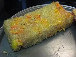 Uma fatia de bolo de clementina e baunilha