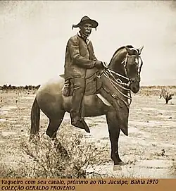 Vaqueiro baiano em 1910 montado em seu cavalo com seu traje de couro, Campos do Jacuípe, Bahia.