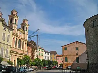 Praça Vittorio Emanuele em Varese Ligure