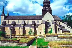 Igreja do convento de Varnhem, rodeada de ruínas