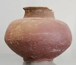 Vaso feito de terracota vermelha. De Teló, antiga cidade de Guirsu, atualmente no Museu do Louvre.