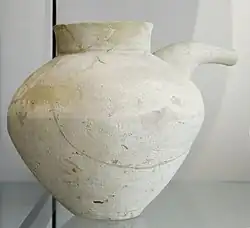 Vaso feito de terracota durante o período de Uruque, c. 3500–2&nbsp;900 a.C.. De Teló, antiga cidade de Guirsu, atualmente no Museu do Louvre.