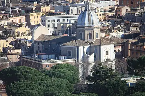 Vista remota revelando o formato em cruz latina.