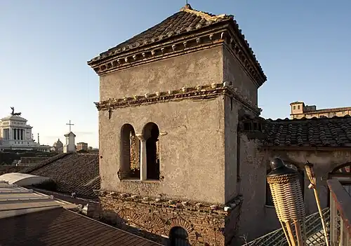 Torre sineira do século XII, hoje incorporada ao hotel vizinho.