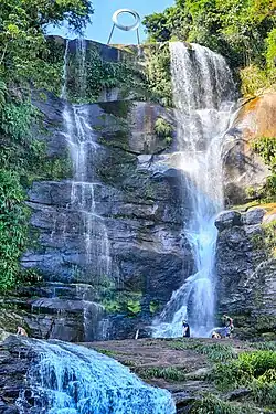 Vista da instalação da base da cachoeira.