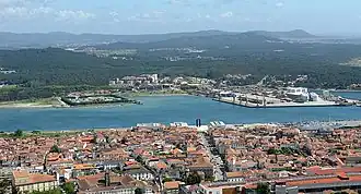Porto de Viana do Castelo, ao fundo à direita na fotografia