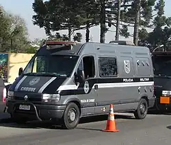 Policiamento com cães.